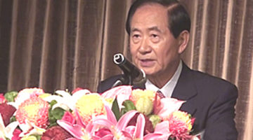 「台日文化経済協会、日華親善協会全国連合会姉妹会２５周年記念大会」の会場にて、挨拶をする亀井久興訪問団団長。