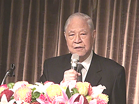 「台日文化経済協会、日華親善協会全国連合会姉妹会２５周年記念大会」の会場にて、「日台の絆の深さを喜ぶ」とスピーチした李登輝元総統。