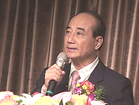 「台日文化経済協会、日華親善協会全国連合会姉妹会２５周年記念大会」の会場にて、壇上でスピーチをする王金平・立法委員長。